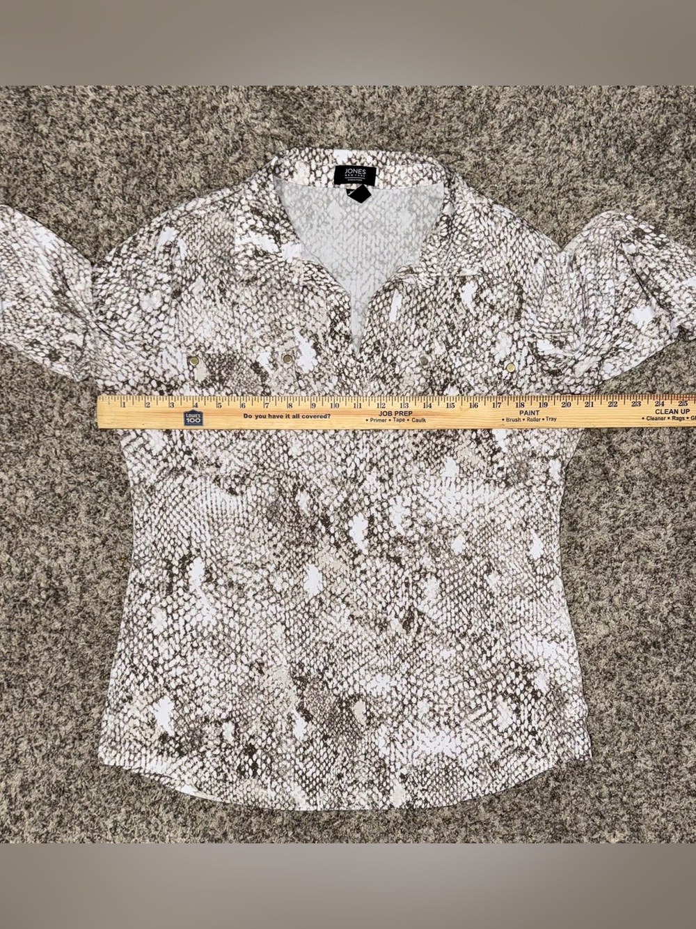 Jones New York Snake-Print V-Neck Blouse! Size Medium. π - Picture 11 of 12
